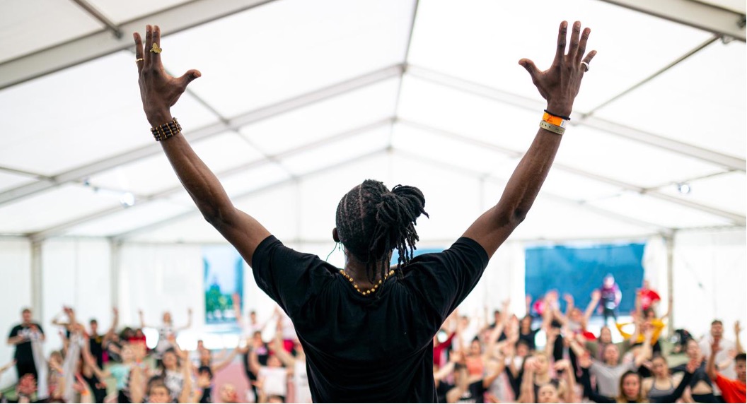 Participants levant les bras ArtEmPower